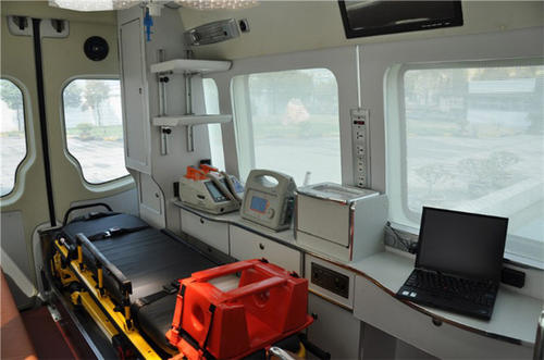 乡城县救护车内部